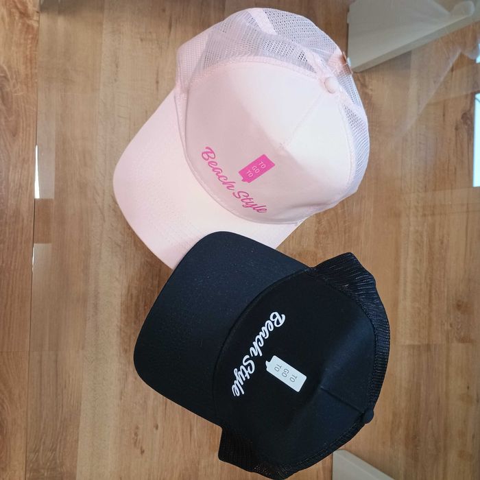 Czapka z daszkiem 2szt nowe.