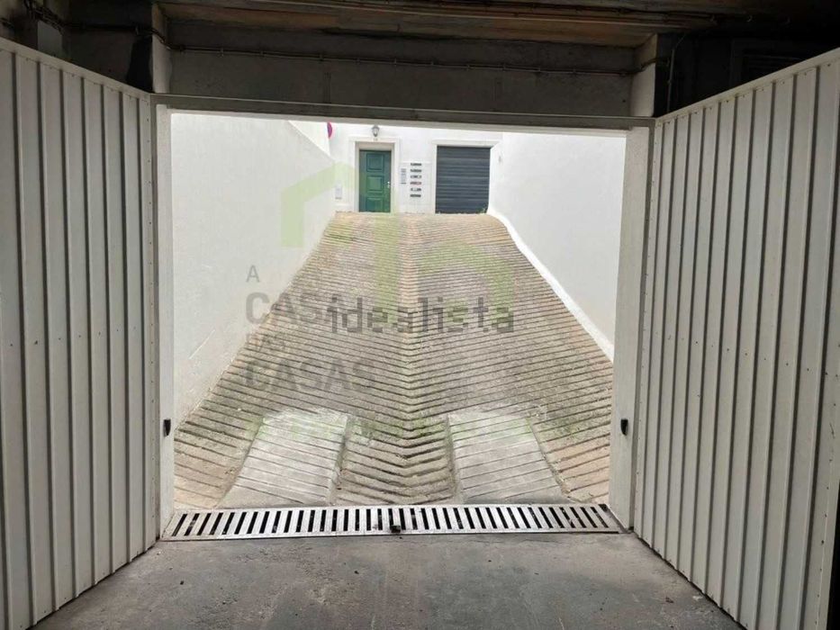 DUAS BOX Cobertas E FECHADAS NO CENTRO DA ERICEIRA