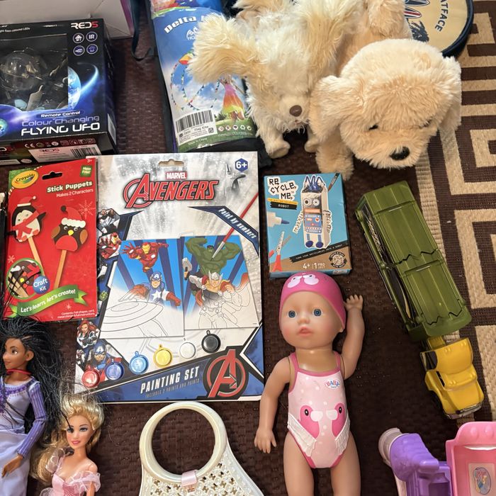 набор разнообразных игрушек