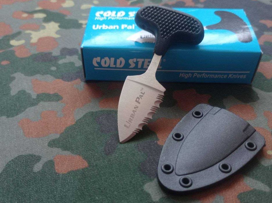Туристичний тичковий шийний ніж Cold Steel Urban Pal 8см,кишеньковий компактний міні ніж-брелок з серрейтерною заточкоюв чехлі