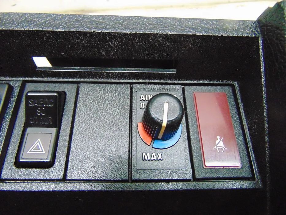 Volvo 244 consola frontal/Chapeleira usado em bom estado