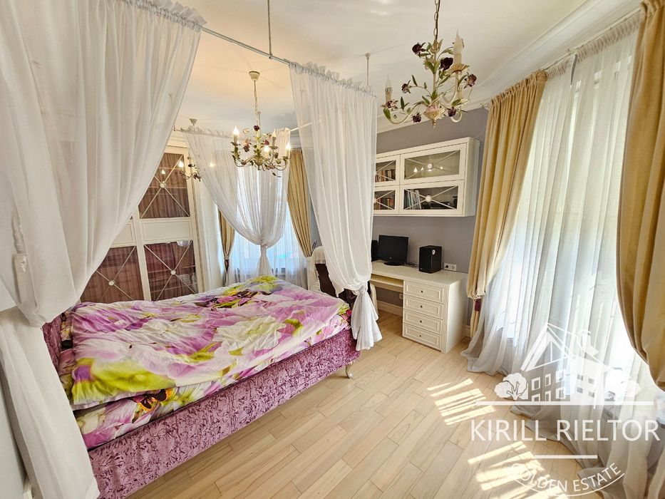 В городке "Золотые Ключи" продается дом с баней и бассейном