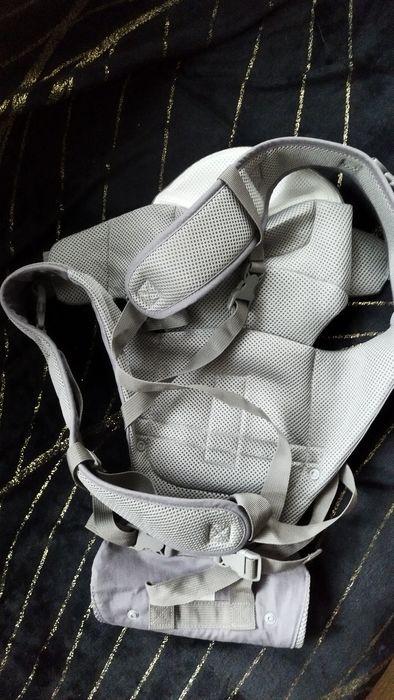 Szare nosidełko dla niemowlaka