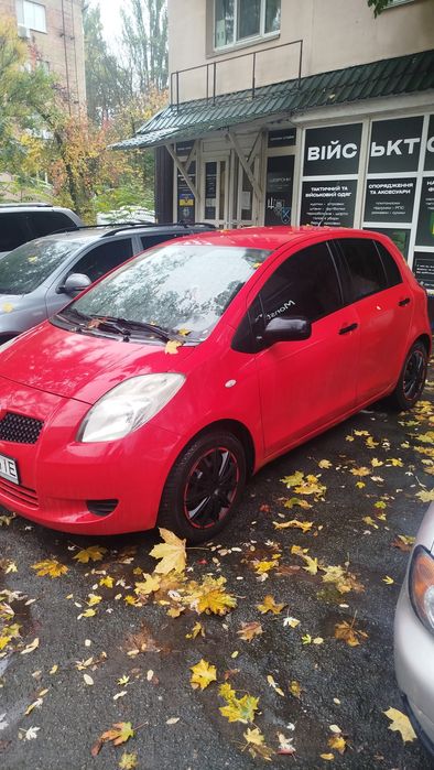 Машина Toyota Yaris хечбек