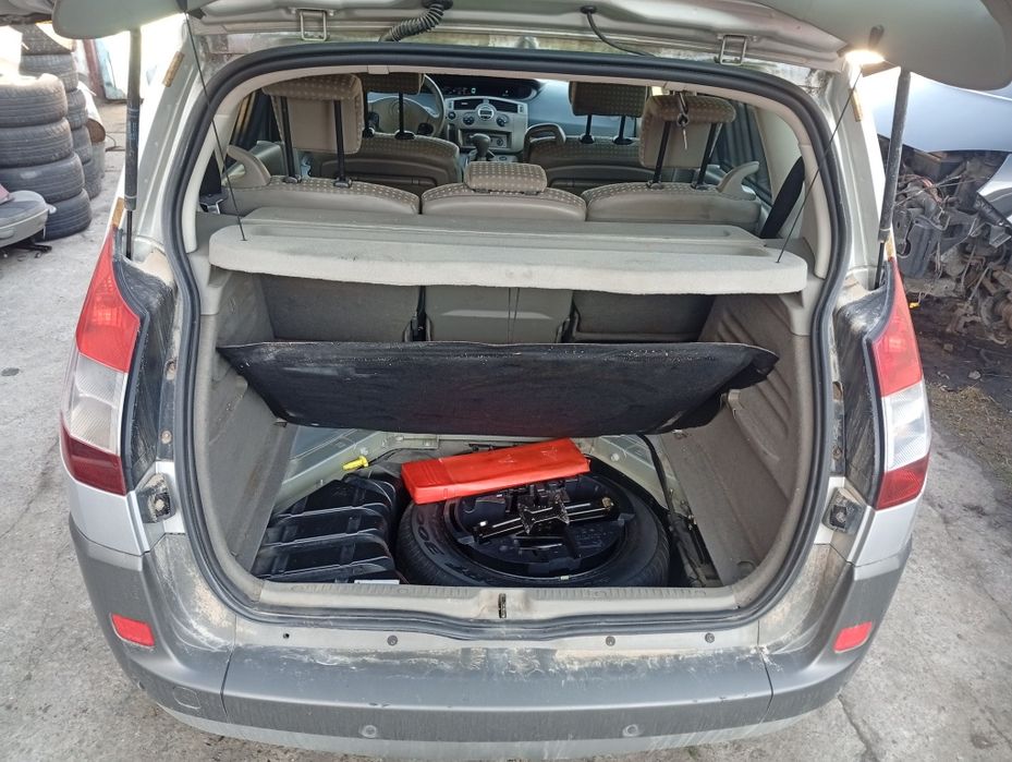 Сидіння салон підлокітник карти торпеда панель  автомат коробка Рено