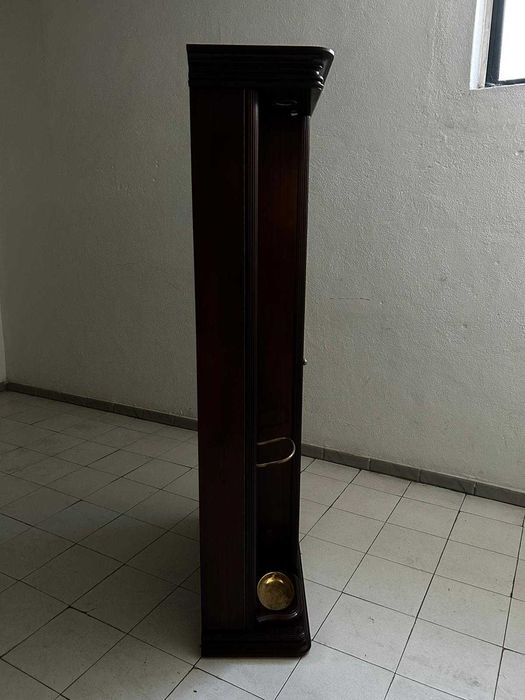 Guarda-fatos com espelho e iluminação