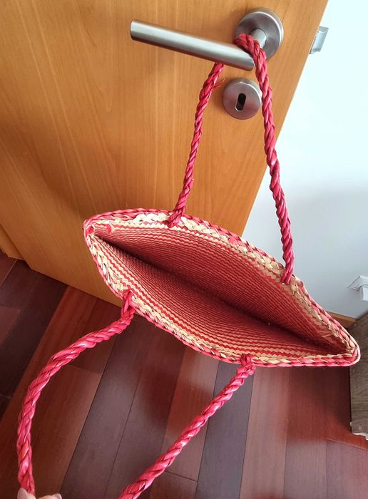 Saco de praia estreito vermelho e castanho claro