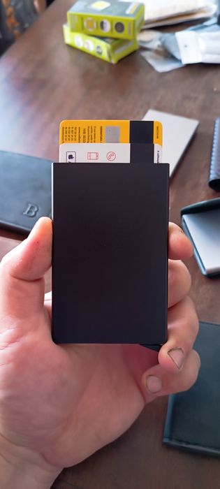 Várias carteiras e porta cartões de excelente qualidade! NOVAS