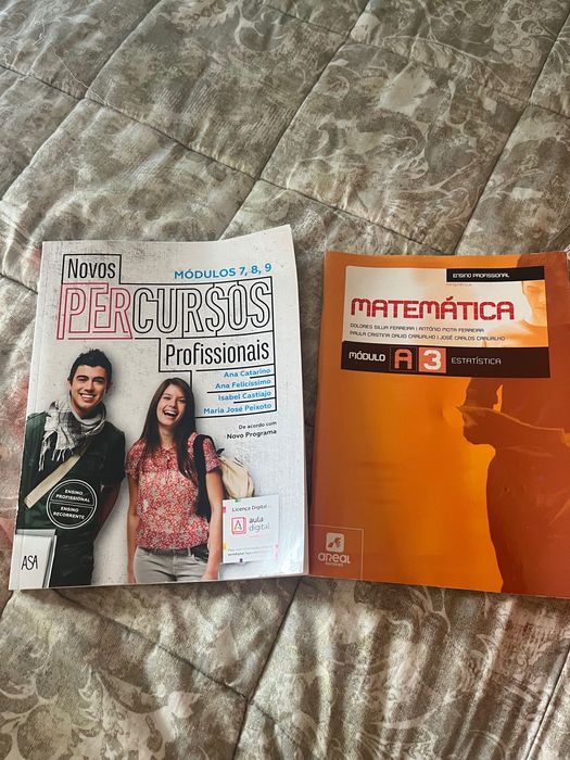 Vendo material escolar e manuais