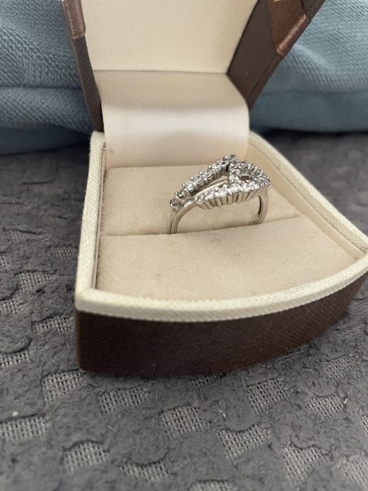 Stebrny pierścionek z cyrkoniami 17