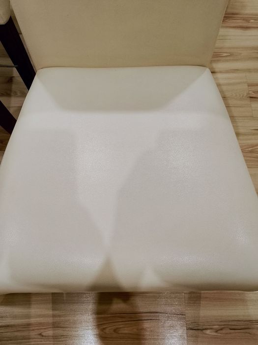 stol roskladany z krzeslami