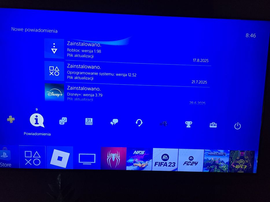 PlayStation 4 Slim 1TB z pudełkiem i grami.