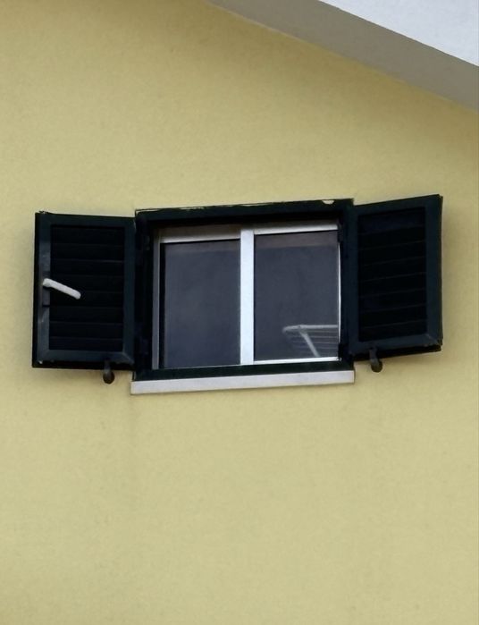 Janelas com Portadas Verdes