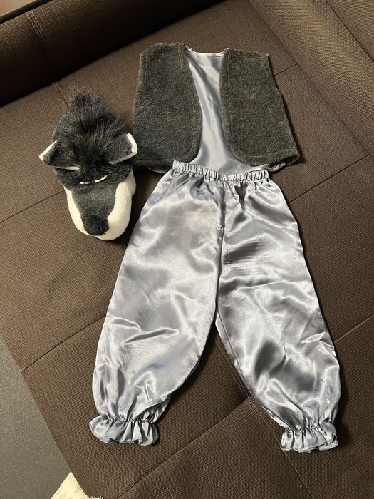 Новорічні костюми.(заєць, вовк, гном, циплятко,листочок)