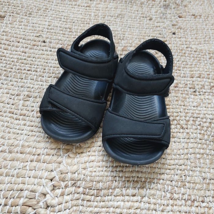 Sandałki Adidas w rozmiarze 20