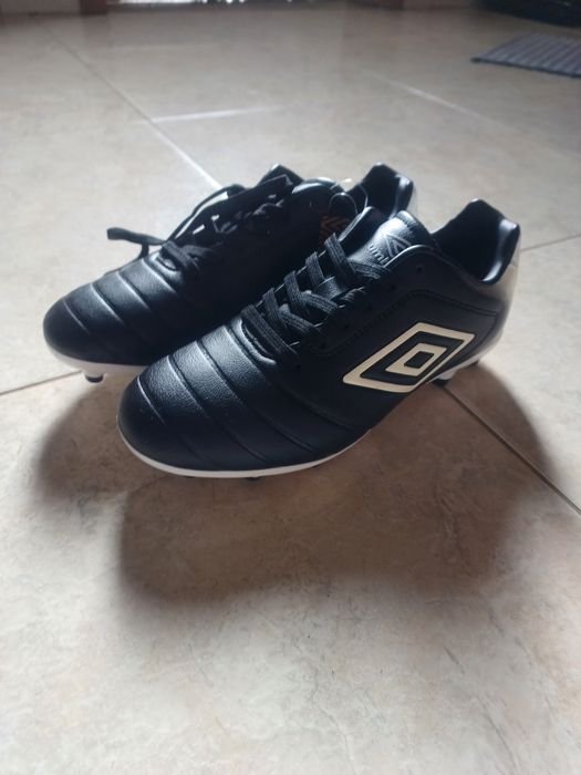 Chuteiras Umbro 35.
