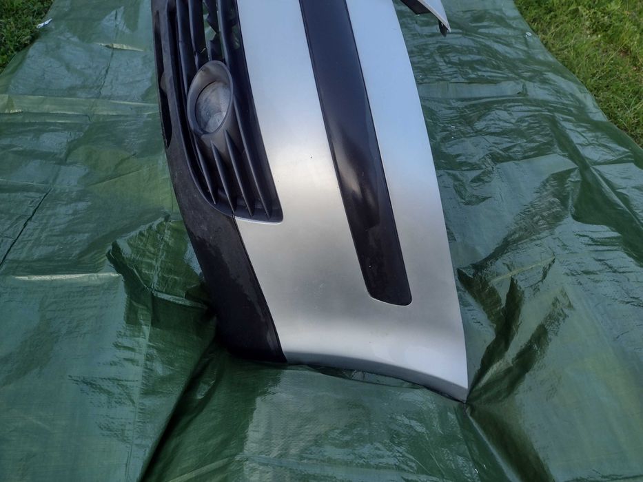 VW Passsat B5 FL zderzak przod srebrny LAW7 04R