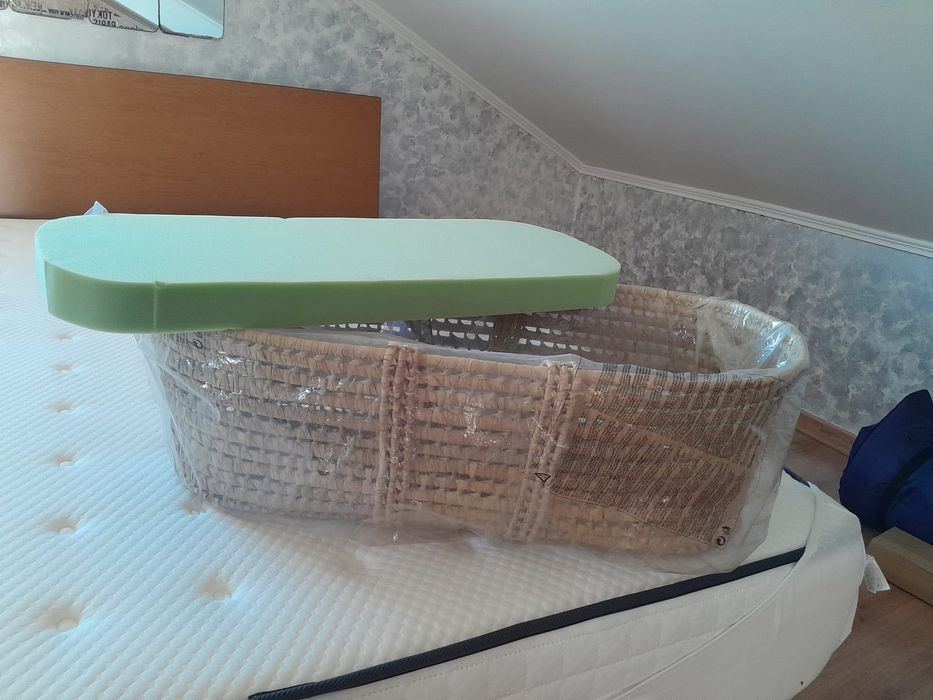Alcofa de bebé com suporte