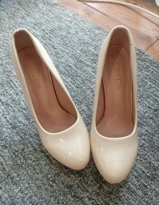 Гарні бежеві туфлі