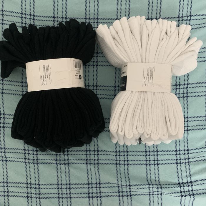 20 pares de meias, pode ser pretas, brancas ou cinzas