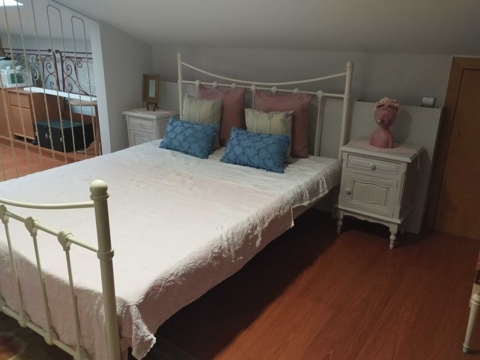Cama de metal branca