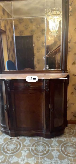 Móvel de entrada em madeira mogno com topo de mármore rosa