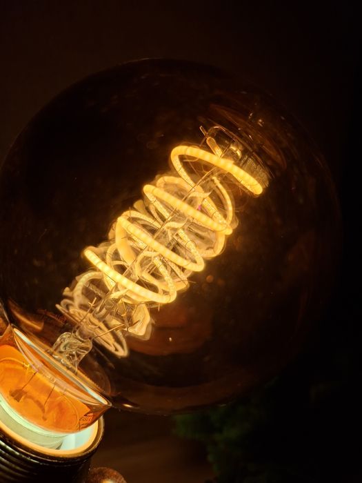 Mão articulada vintage com lampada luz ambiente.