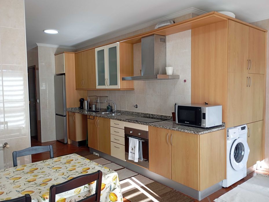 Arrendo quarto com WC privado