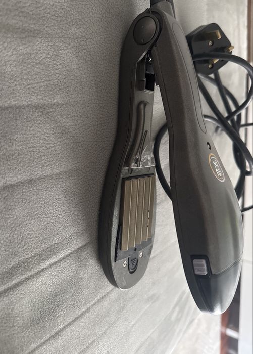 Prancha para fazer Ondulaçao cinza e preta, Marca REMINGNTON