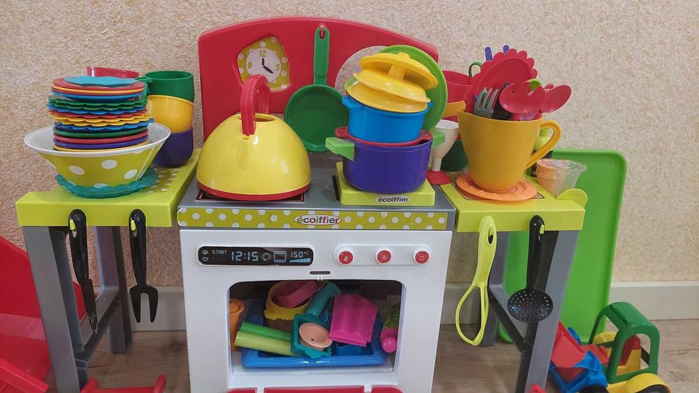 Дитячі іграшки (кухня, машинки та інше)