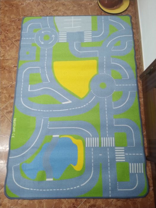 Tapete estradas interativo para criança brincar com carrinhos.
