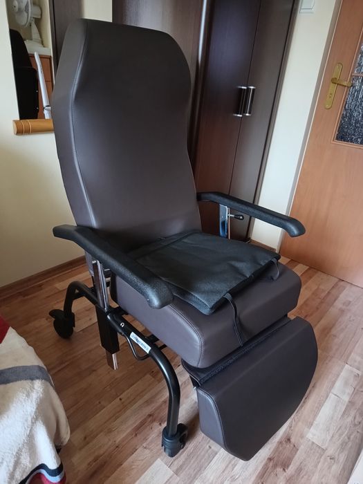 Fotel rehabilitacyjny + poduszka przeciwodleżynowa. Super stan