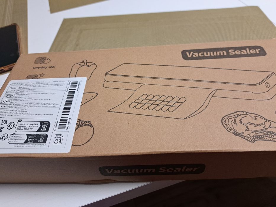 Zgrzewarka próżniowa,  2x woreczki próżniowa, wężyk do pojemników  pró