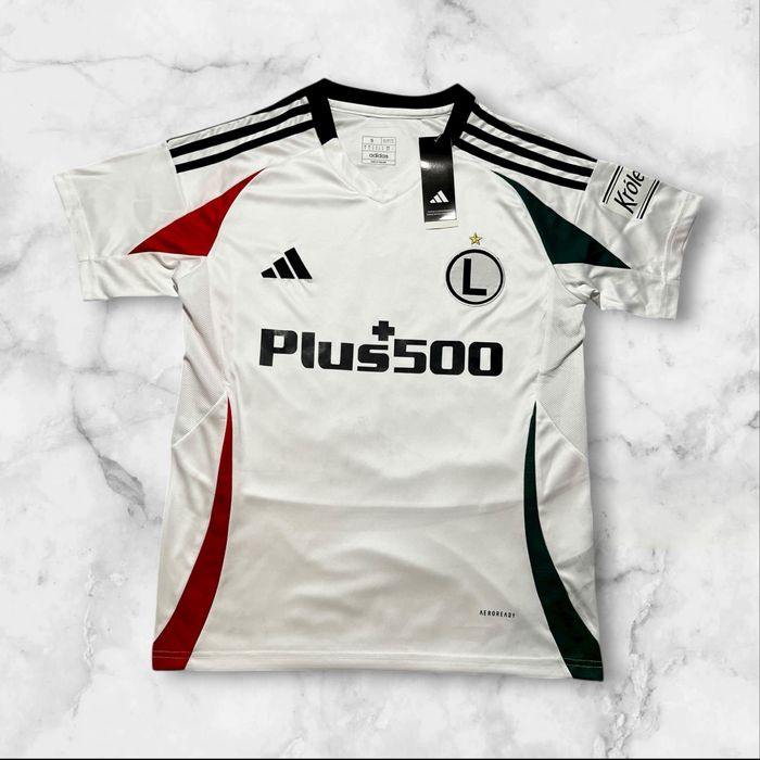 Koszulka S Legia Warszawa Adidas 24/25 – nowa z metką! Świetna jakość w dobrej cenie. Mam inne rozmiary i kolory. Prosto z magazynu Adidas! Polecam!