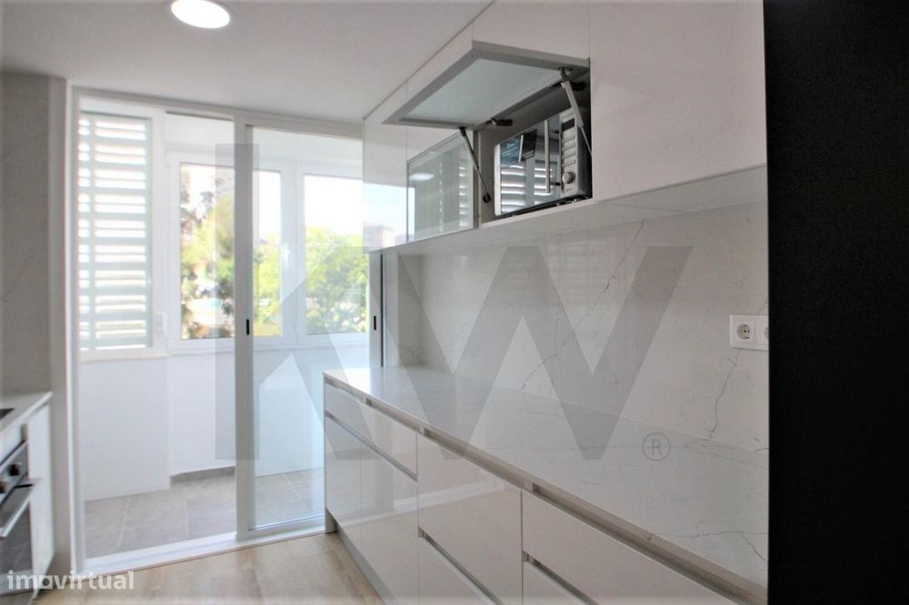 Apartamento T4 Remodelado a 4 min da Praia – Paço de Arcos