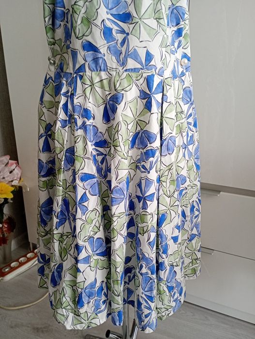 Piękna sukienka damska we wzory