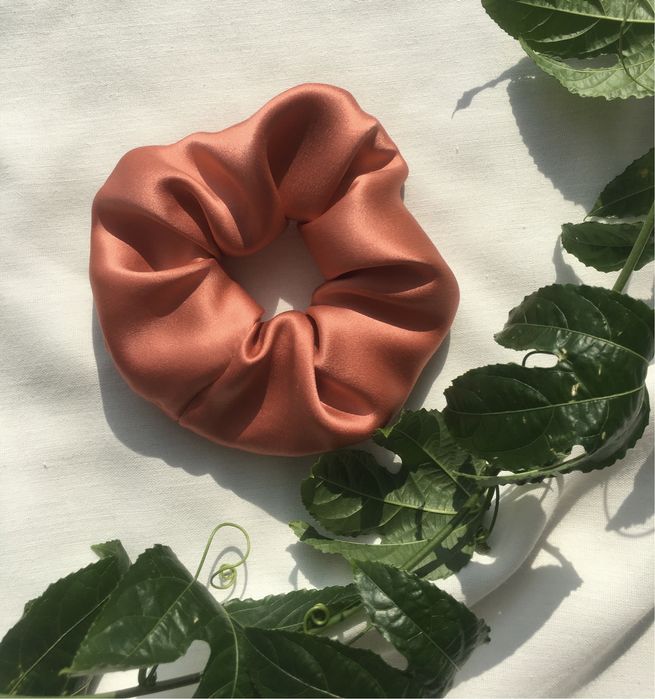 Шовкова об‘ємна резинка-браслет з натурального шовку