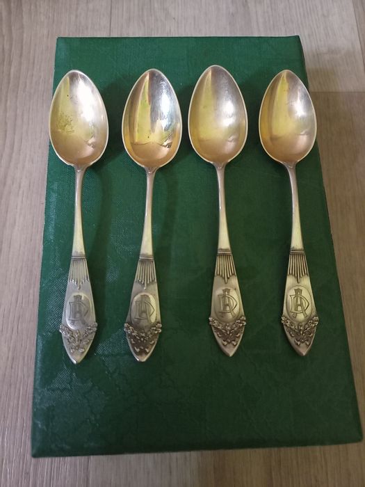 Винтажные серебряные ложки.