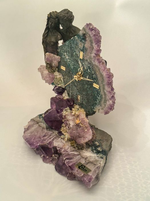 Relogio com bronze e pedras semipreciosas