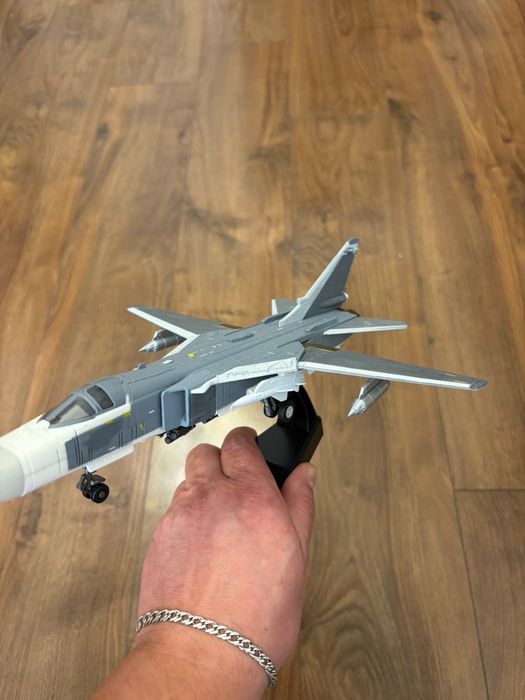 Літак винищувач СУ24 ( без розпізнавальних знаків ) маштаб 1:72