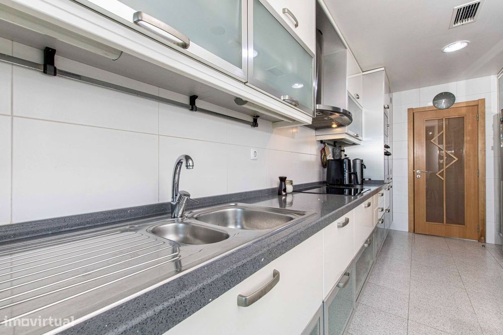 T3 com vista sobre o Jamor, box de 58 m² e condomínio com piscina