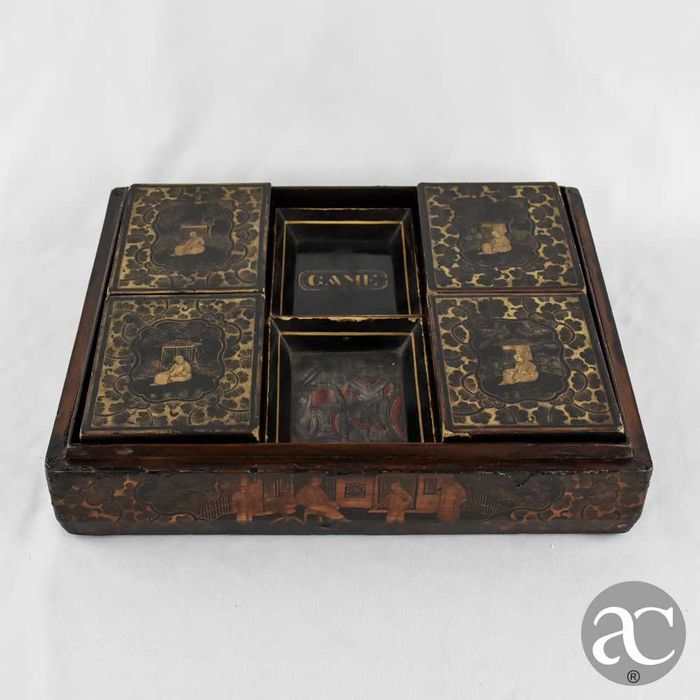 Caixa de jogo chinesa Laca e madeira, séc. XIX, com caixas no interior
