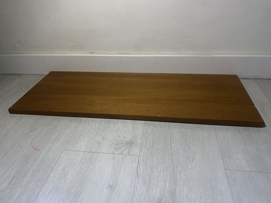 Esta é uma tábua de madeira pesada com muita grossa