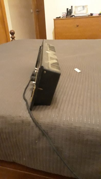 Rádio antigo a trabalhar bem