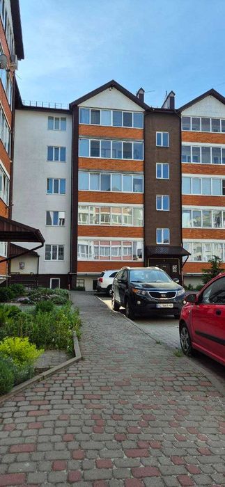 Продається простора квартира у Винниках