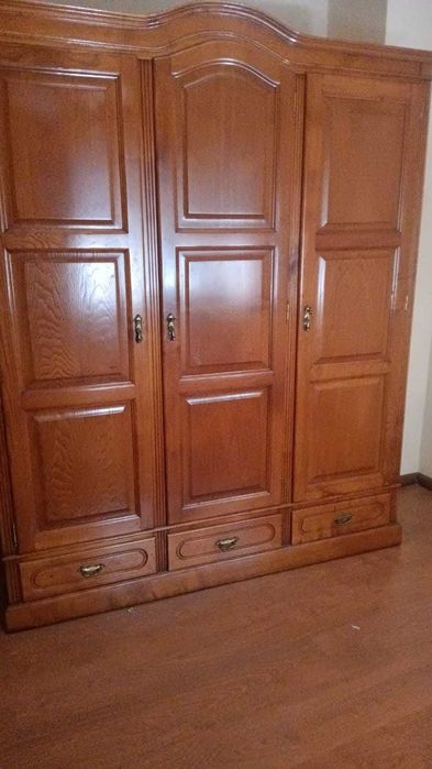 Móveis antigos de madeira de alta qualidade