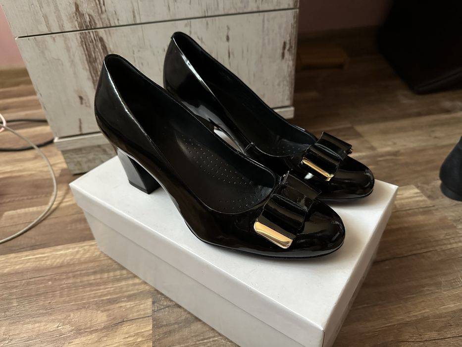 Lakierowane obcasy Wittchen