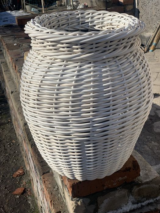 Елегантна ваза зі штучного ротангу