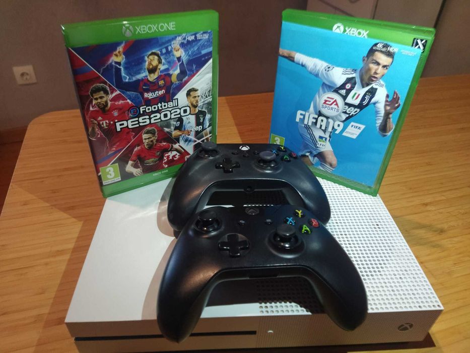 Xbox One S branca + 2 comandos + PES 2020 e FIFA 19 TROCO