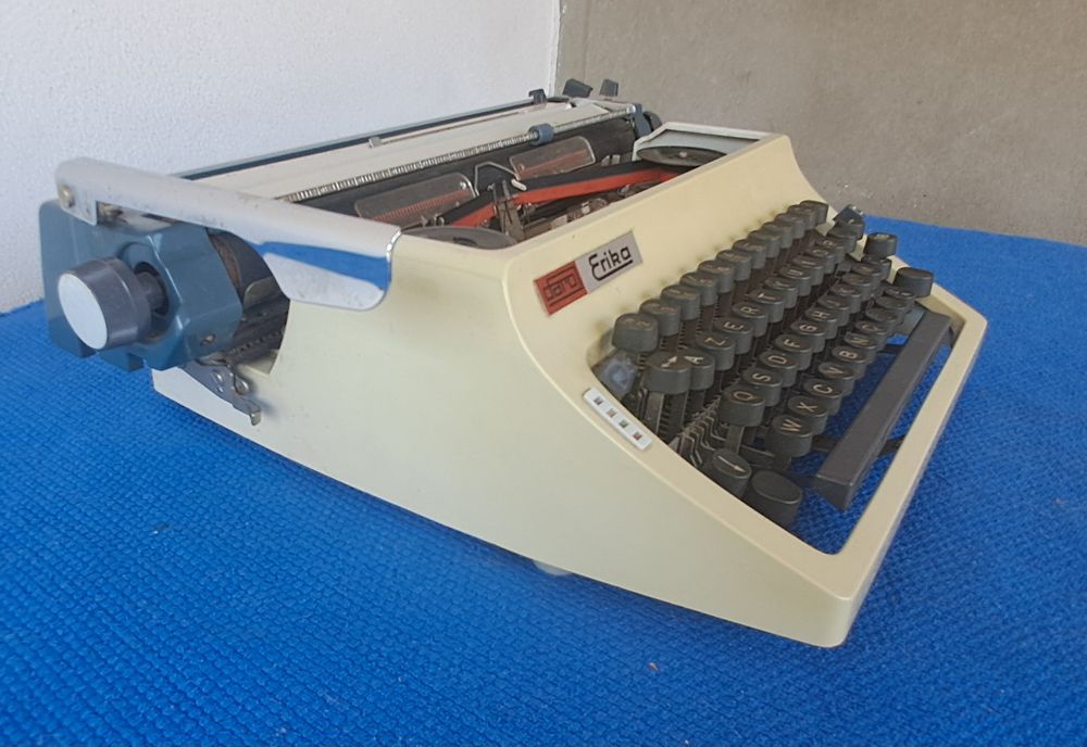 Maquina de escrever antiga. Erika mod.41
Em perfeito estado de conserv